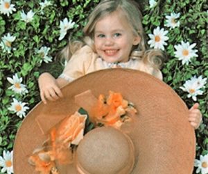 Valencia_Girl_hat_flowerbed